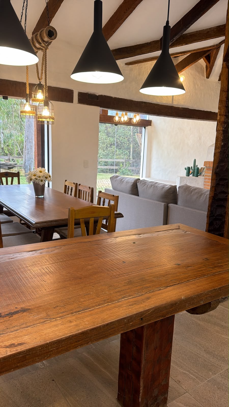 Comedor para ocho personas con lámparas colgantes en Cabaña Erebor