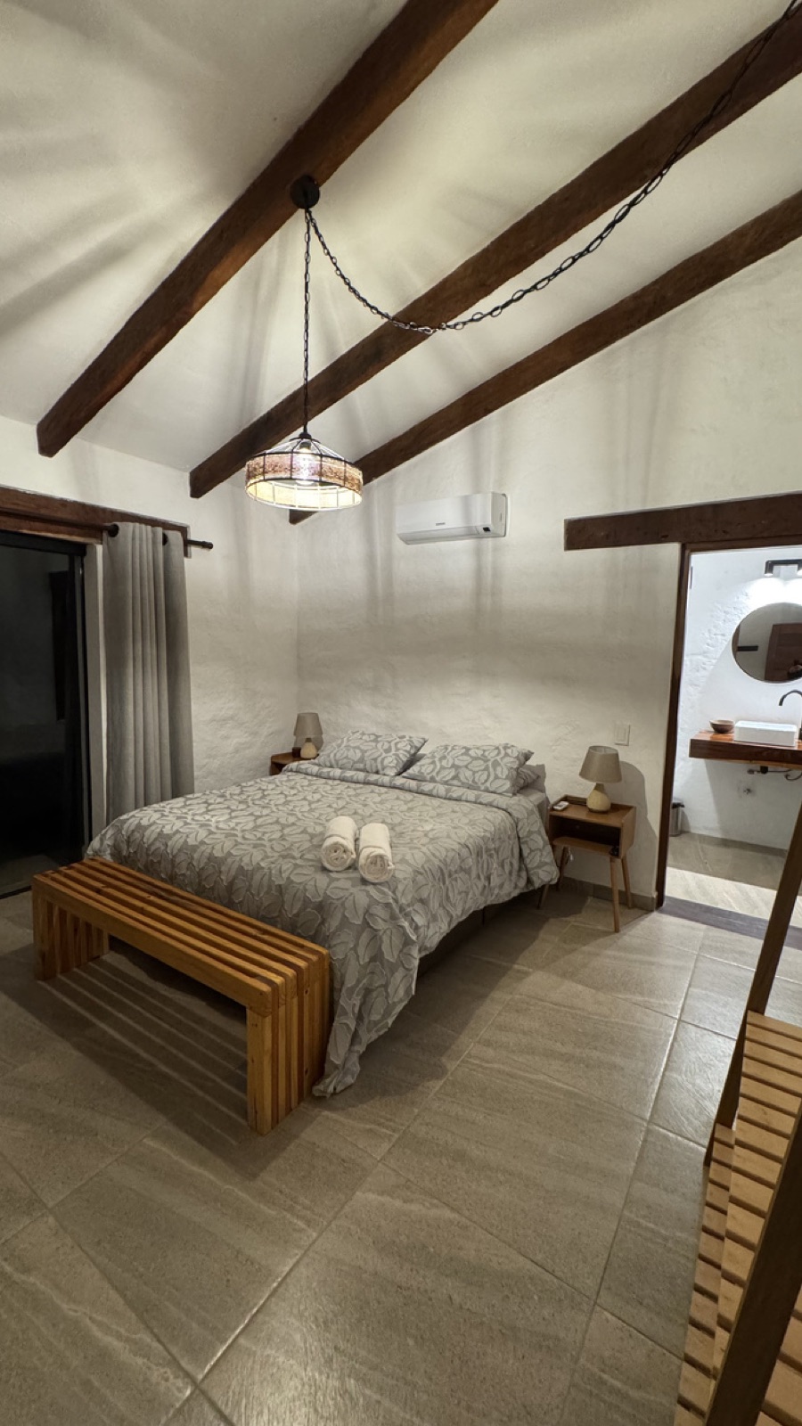 Habitación con cama queen, aire acondicionado y baño privado en Cabaña Erebor