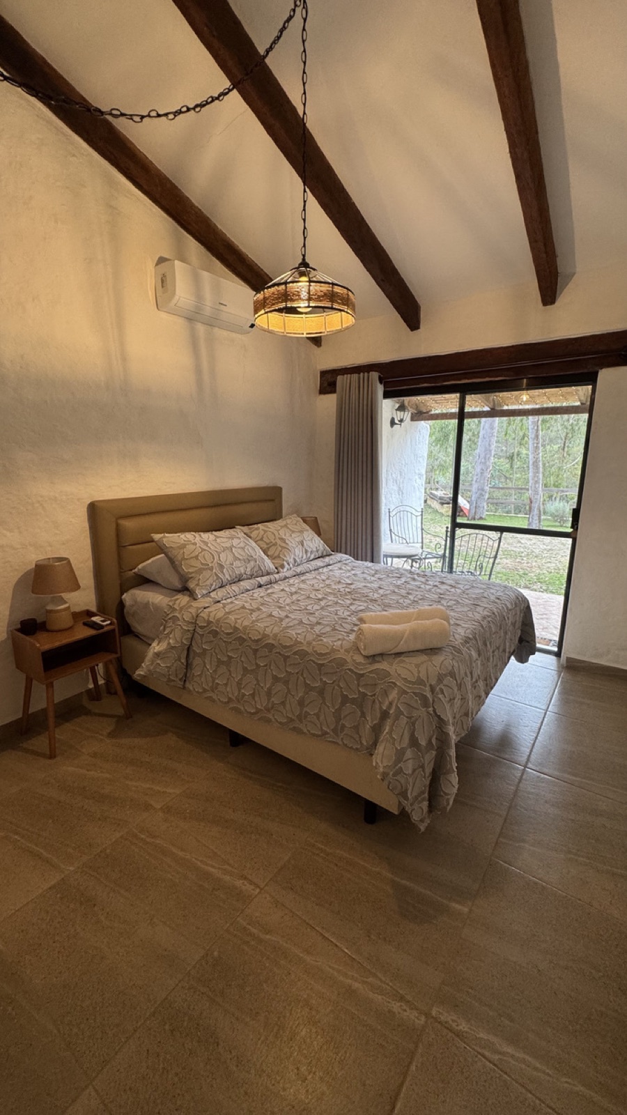 Habitación con cama queen y salida a pérgola externa en Cabaña Erebor